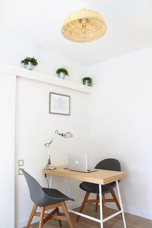 Cabinet d’ostéopathie à La Fare-les-Oliviers : bureau lumineux avec plantes